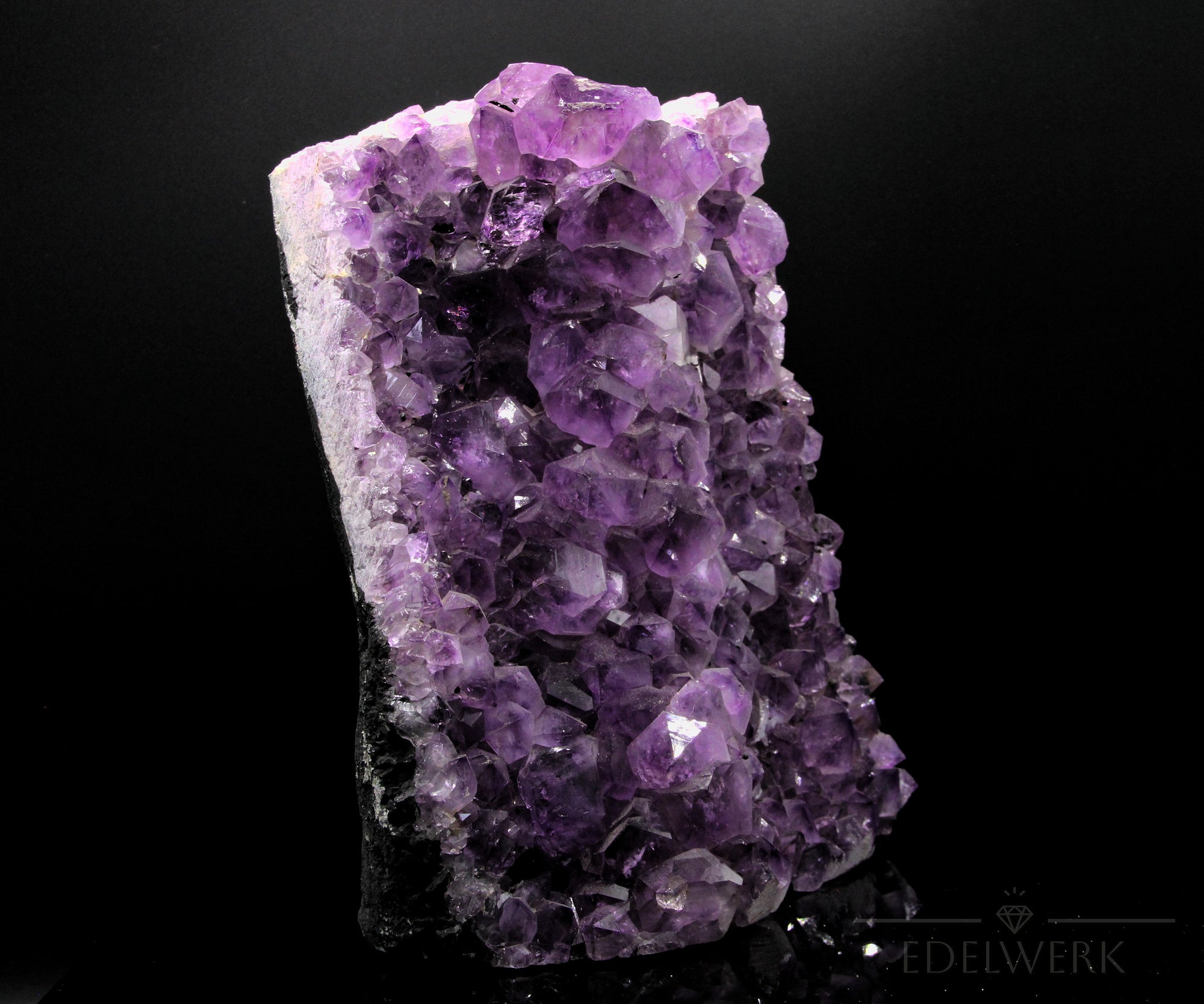 Hochwertiger Amethyst Kristall, Heilstein für klare Energie, violette Kristallform.