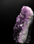 Violetter Amethyst Kristall, Heilstein für spirituellen Schutz, violette glänzende Struktur.
