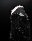 Violetter Amethyst Kristall, fördert harmonische Energie, violette Kristalloberfläche.