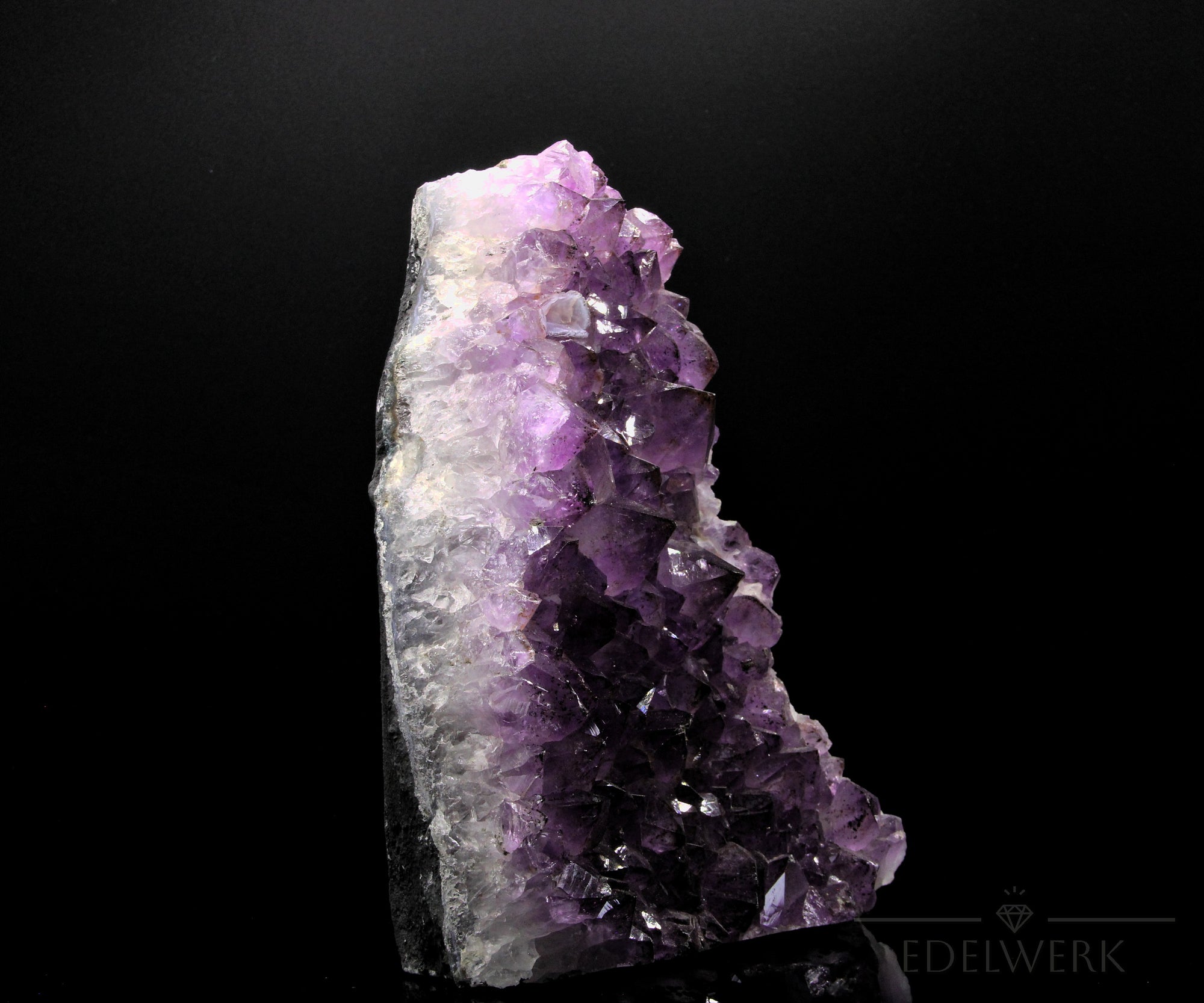 Violetter Amethyst Kristall, Heilstein für meditative Harmonie, violette glänzende Form.