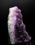 Violetter Amethyst Kristall, Heilstein für meditative Harmonie, violette glänzende Form.