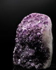 Natürlicher Amethyst Kristall, Heilstein für meditative Ausgeglichenheit, violette Form.