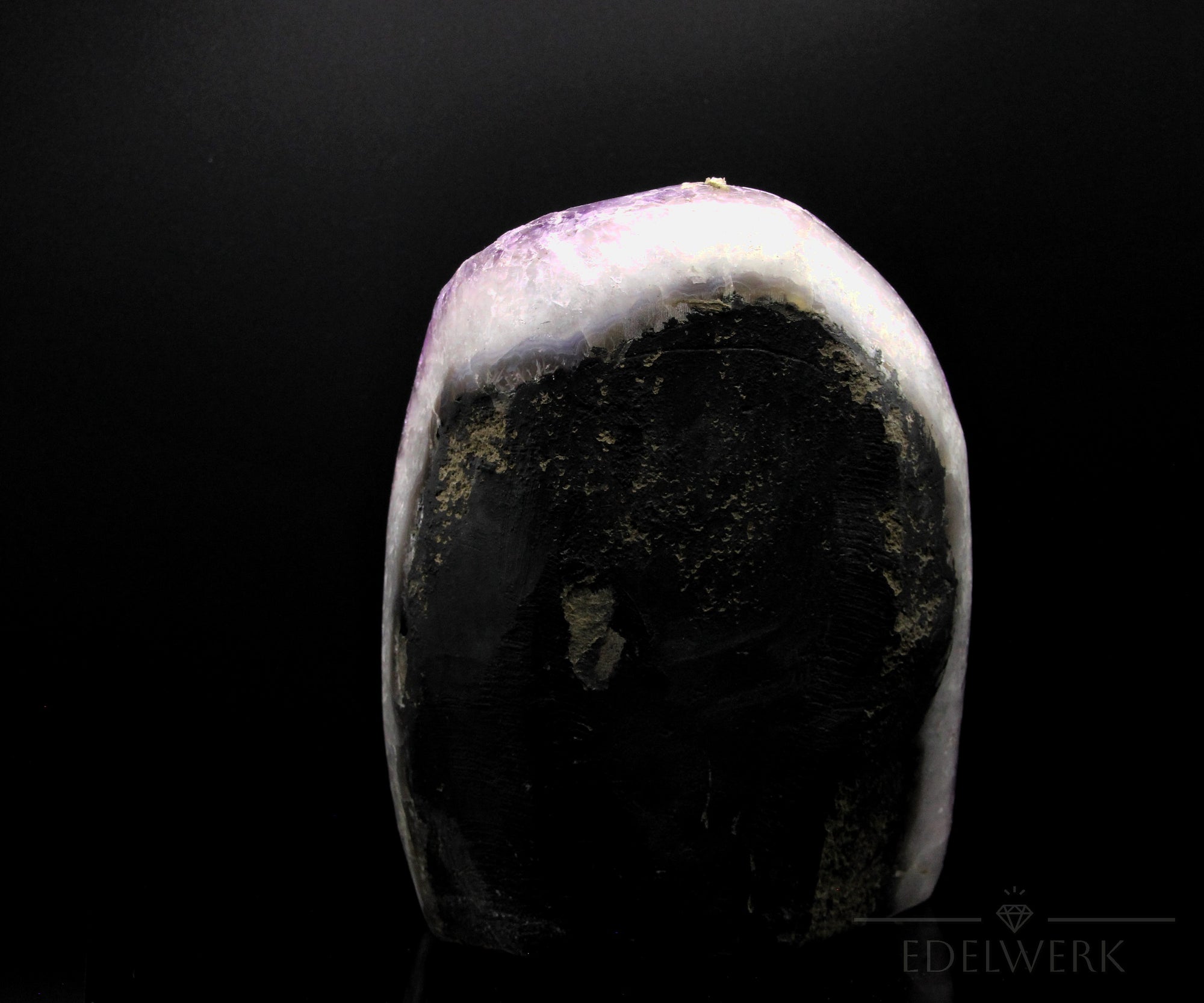 Natürlicher Amethyst Kristall, Heilstein für klare Energie, violette Oberfläche.