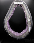 Tiefvioletter Amethyst Kristall, fördert meditative Ruhe, violette Kristalloberfläche.