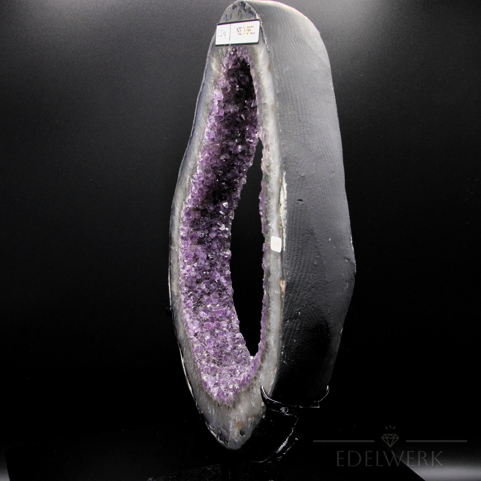Tiefvioletter Amethyst Kristall, Heilstein für innere Balance, violette glänzende Form.