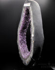 Tiefvioletter Amethyst Kristall, Heilstein für innere Balance, violette glänzende Form.