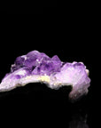 Amethyst Kristall für Ruhe, Heilstein für meditative Harmonie, violette Oberfläche.