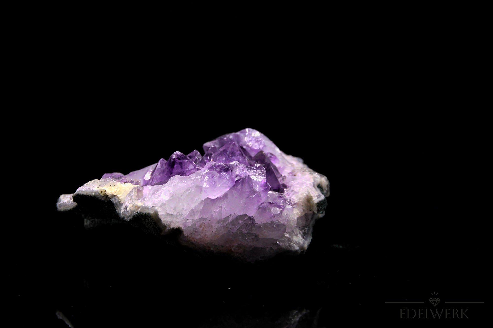 Amethyst Kristall für Ruhe, fördert intuitive Ruhe, violette glänzende Form.
