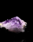 Amethyst Kristall für Ruhe, fördert intuitive Ruhe, violette glänzende Form.