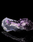 Violetter Amethyst Kristall, Heilstein für meditative Kraft, violette glänzende Struktur.