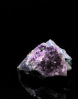 Violetter Amethyst Kristall, fördert spirituelle Harmonie, violette Kristalloberfläche.