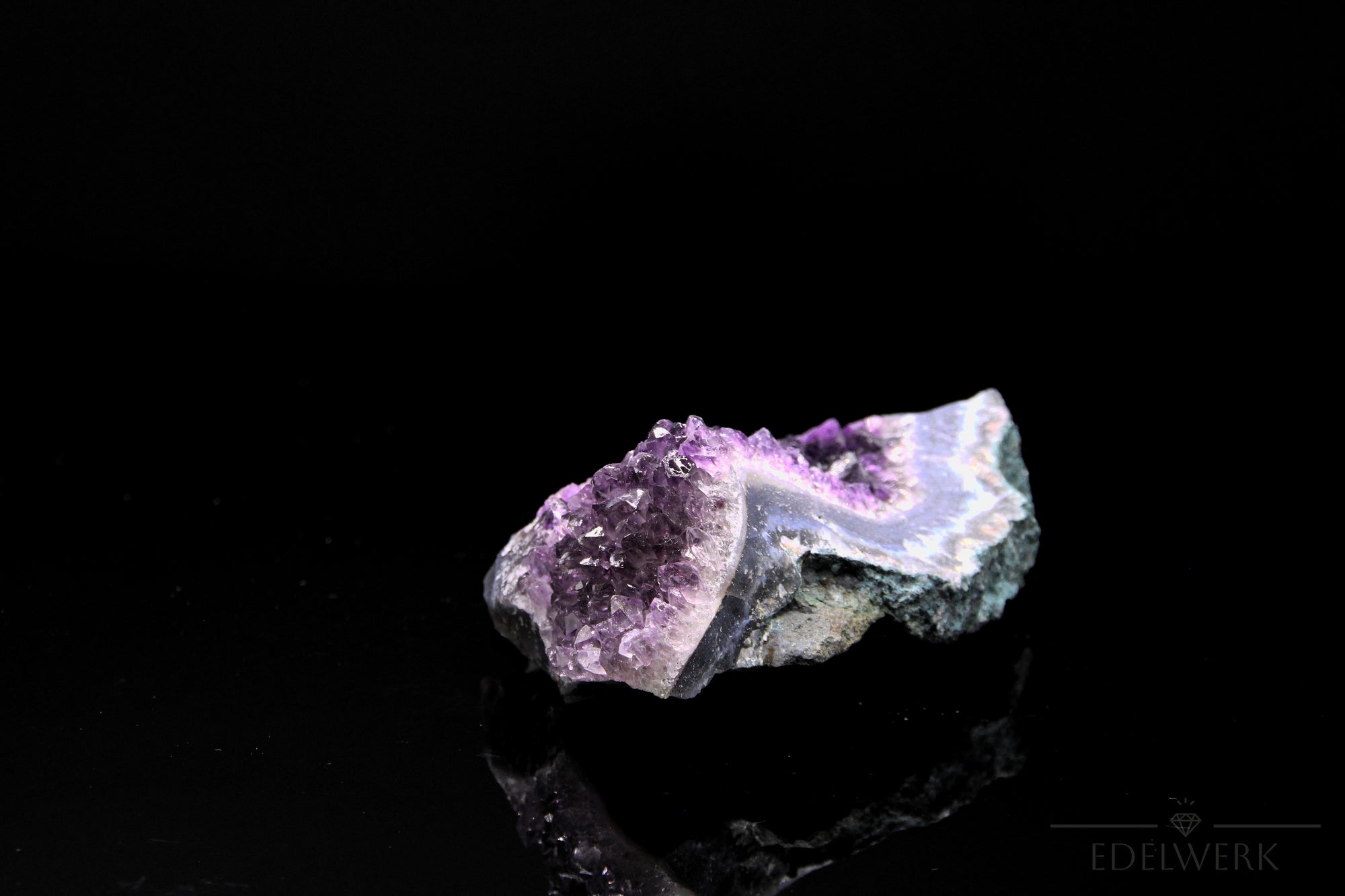 Violetter Amethyst Kristall, Heilstein für innere Balance, violette glänzende Form.