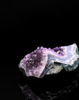 Violetter Amethyst Kristall, Heilstein für innere Balance, violette glänzende Form.