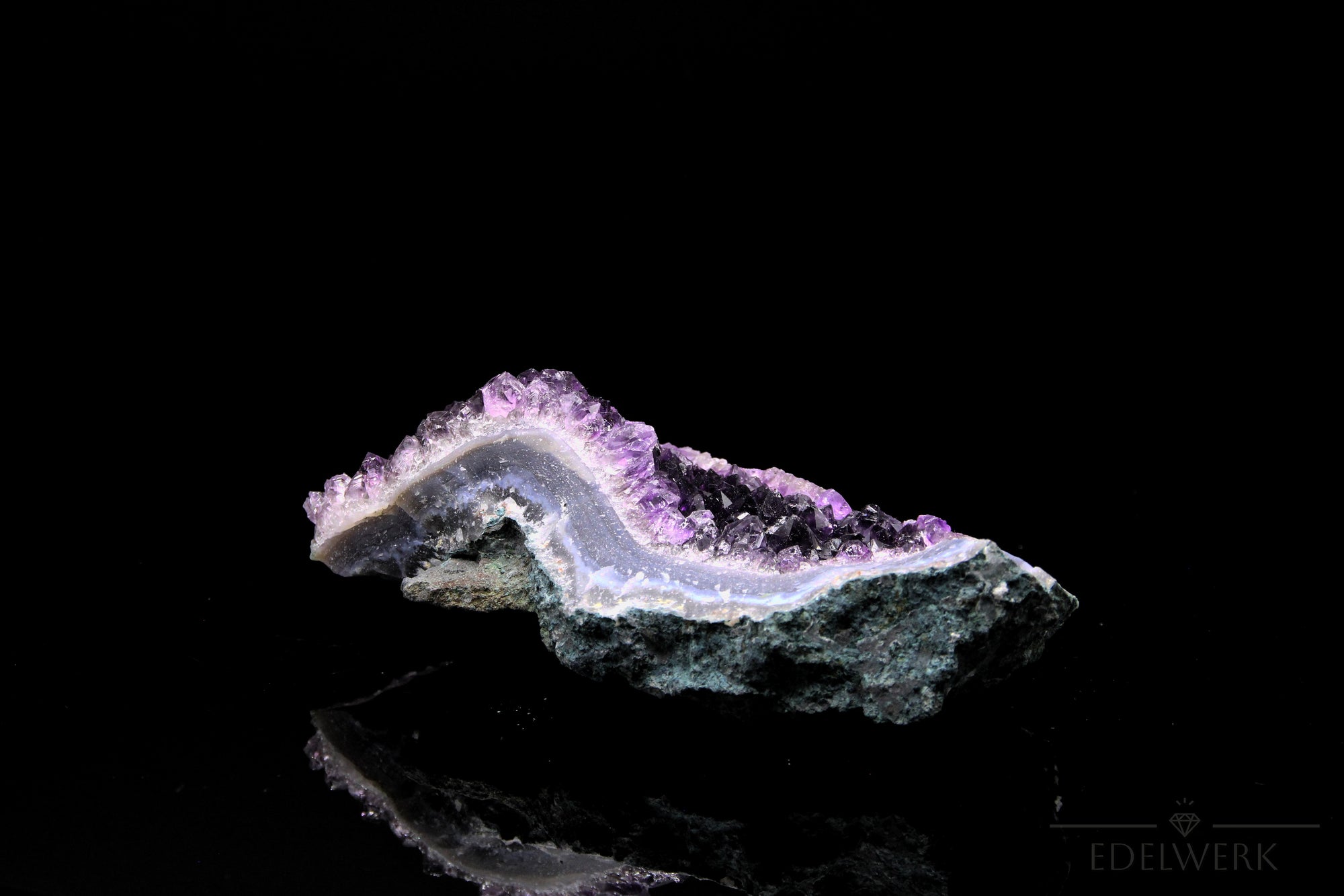 Violetter Amethyst Kristall, fördert energetische Energie, violette natürliche Struktur.