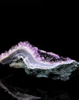 Violetter Amethyst Kristall, fördert energetische Energie, violette natürliche Struktur.