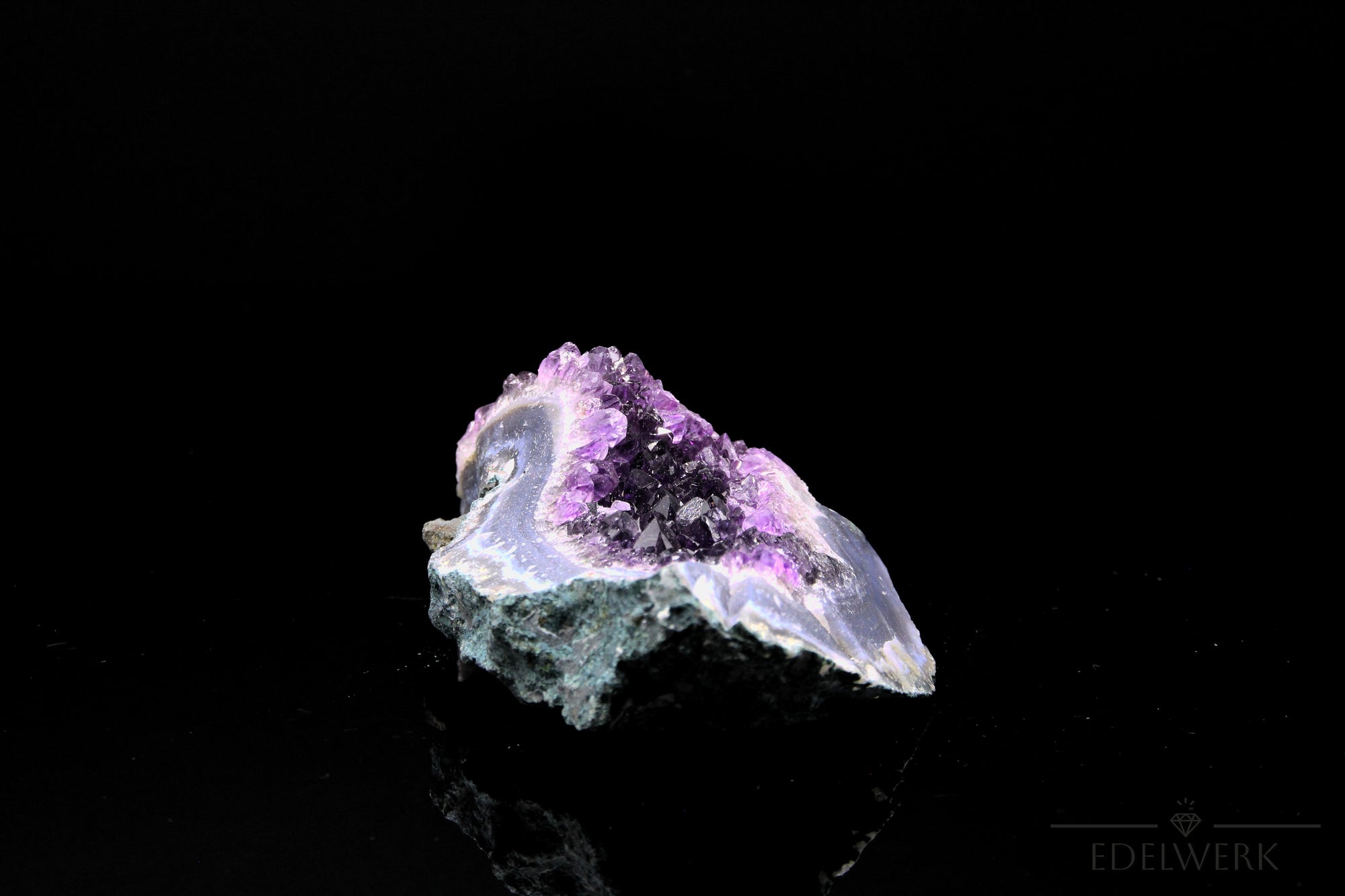 Violetter Amethyst Kristall, Heilstein für klare Meditation, violette glänzende Oberfläche.