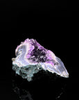 Violetter Amethyst Kristall, Heilstein für klare Meditation, violette glänzende Oberfläche.