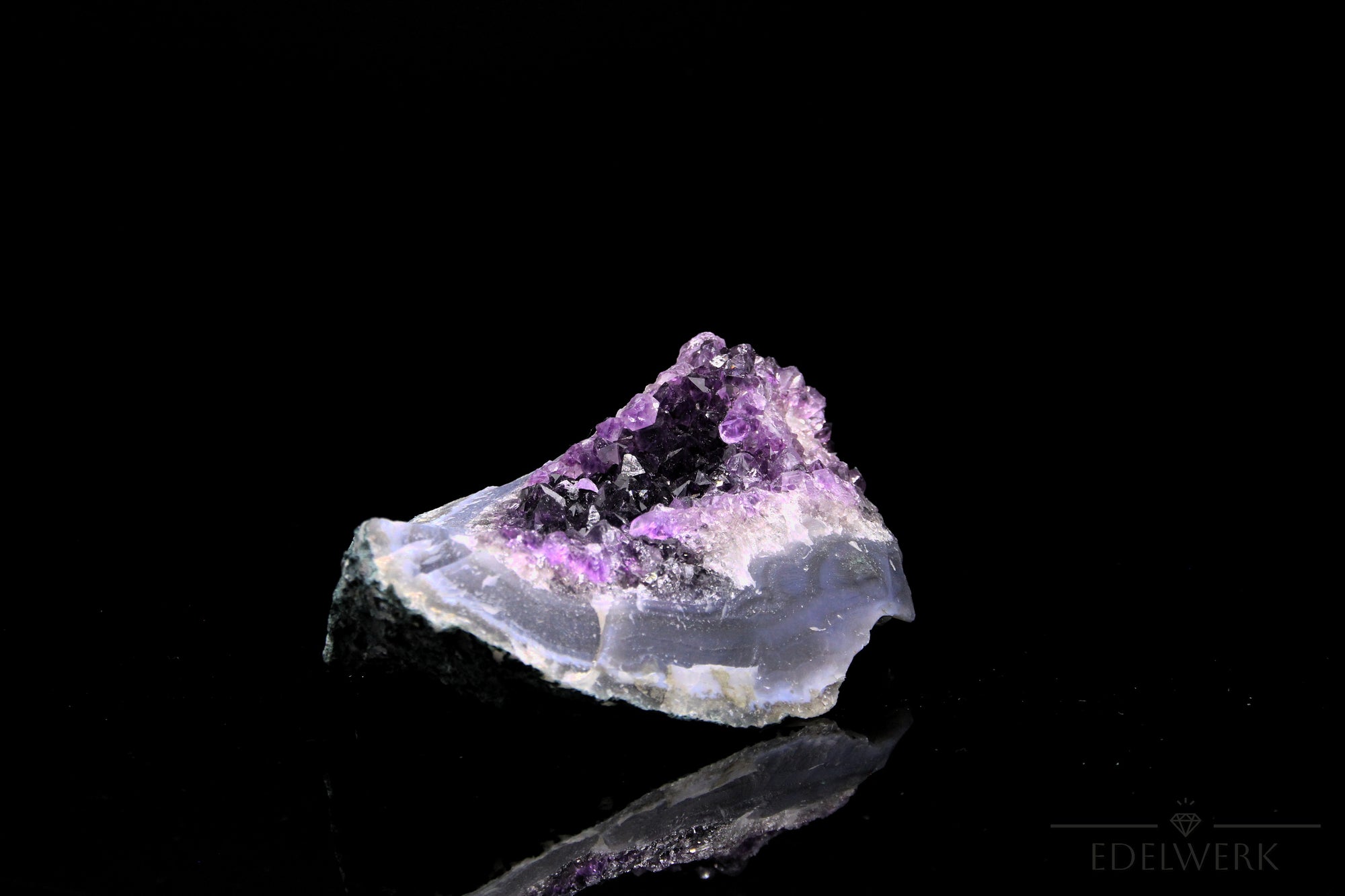 Violetter Amethyst Kristall, fördert intuitive Klarheit, violette Kristallform.
