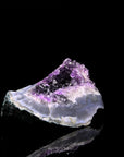 Violetter Amethyst Kristall, fördert intuitive Klarheit, violette Kristallform.