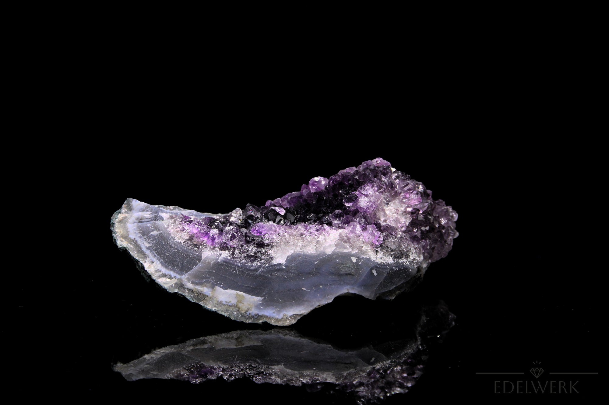 Violetter Amethyst Kristall, Heilstein für spirituelle Ruhe, violette Struktur.