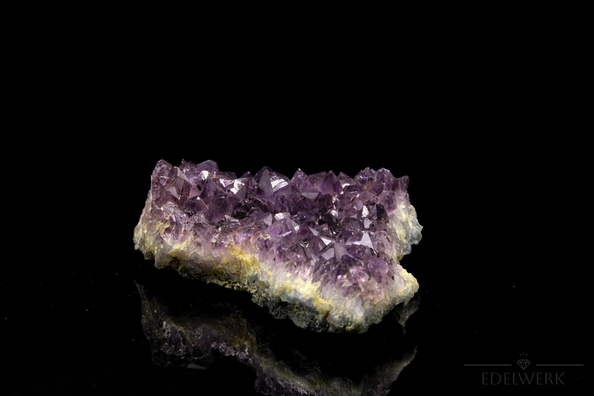 Natürlicher Amethyst Kristall, Heilstein für spirituelle Harmonie, violette Form.