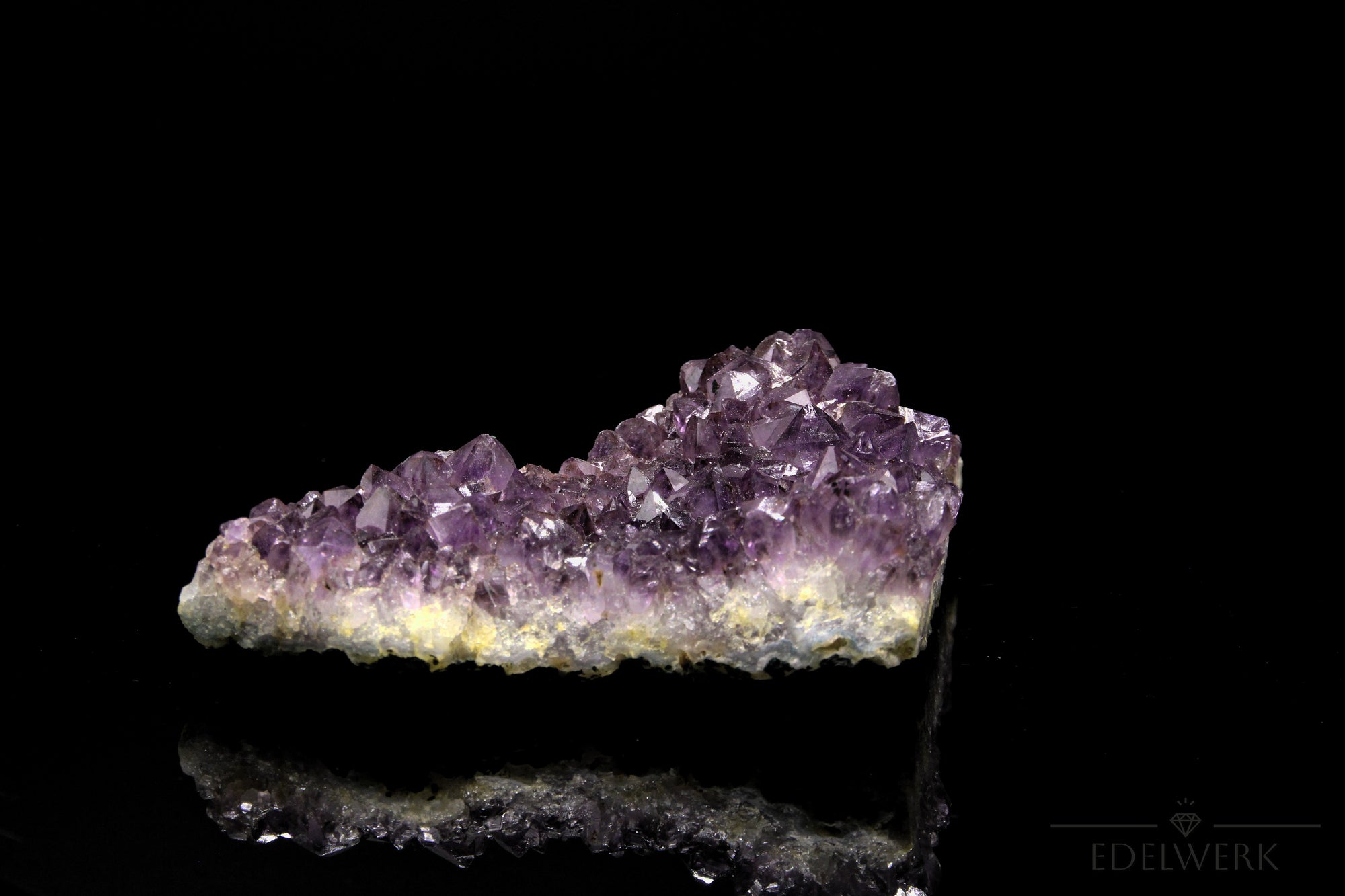 Natürlicher Amethyst Kristall, Heilstein für innere Ruhe, violette natürliche Kristalle.