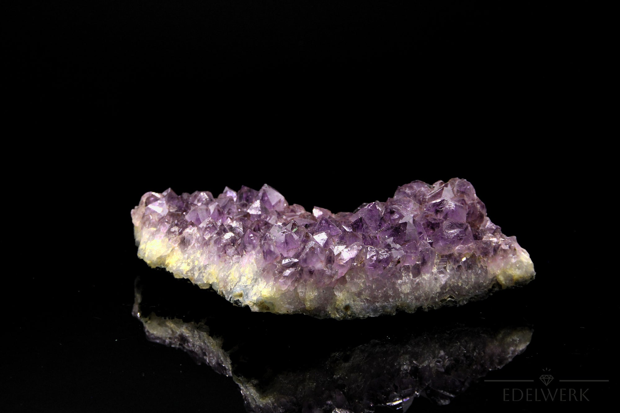 Natürlicher Amethyst Kristall, fördert energetische Klarheit, violette Oberfläche.