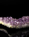 Natürlicher Amethyst Kristall, fördert energetische Klarheit, violette Oberfläche.