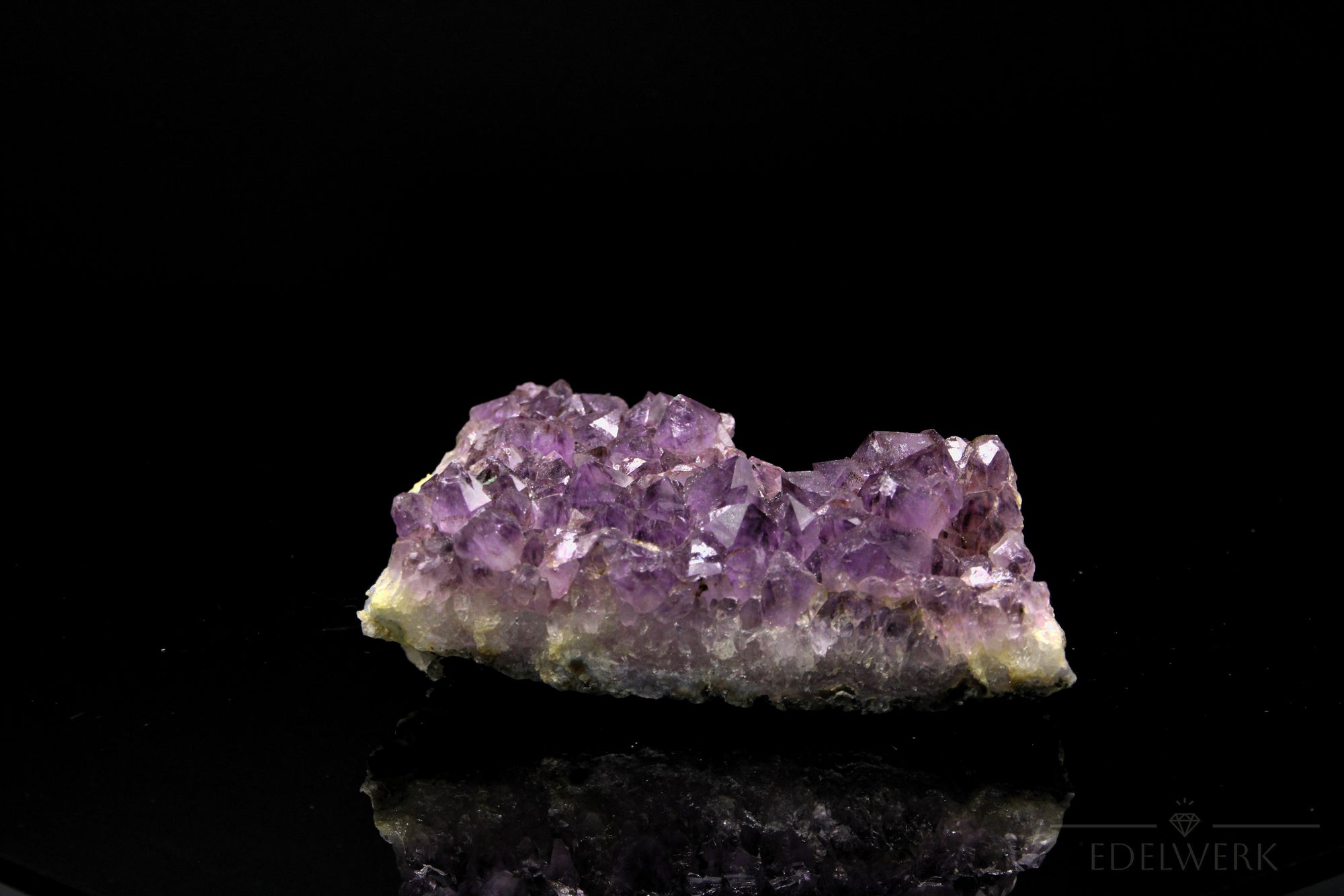 Natürlicher Amethyst Kristall, Heilstein für klare Meditation, ungeschliffene violette Form.