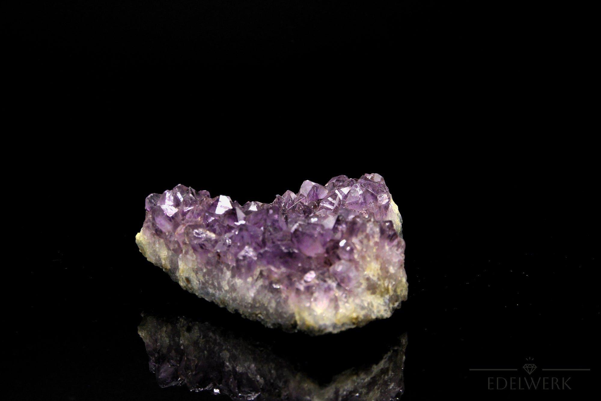 Natürlicher Amethyst Kristall, fördert intuitive Energie, violette glänzende Struktur.