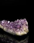Natürlicher Amethyst Kristall, fördert intuitive Energie, violette glänzende Struktur.