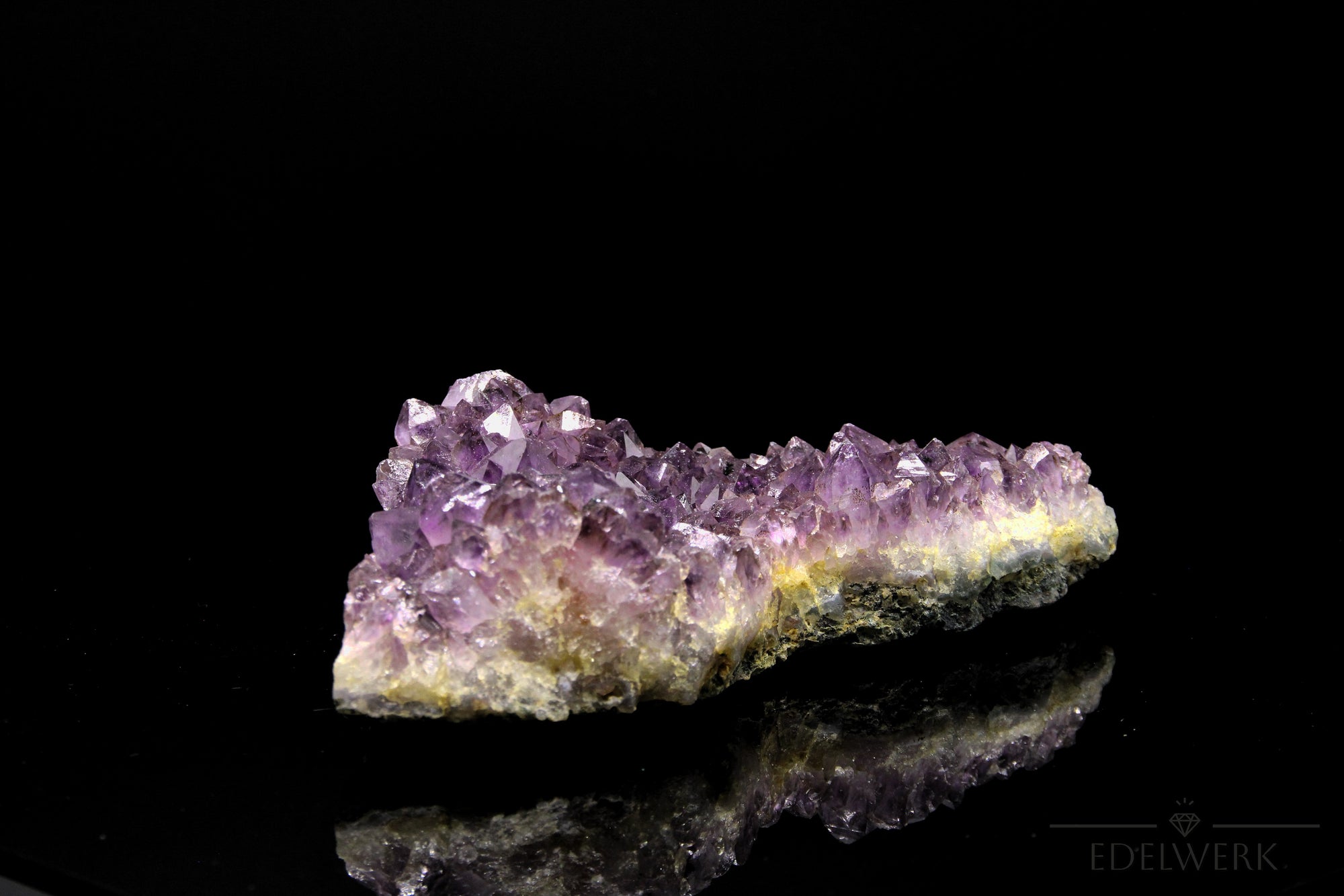 Natürlicher Amethyst Kristall, Heilstein für spirituelle Balance, violette Kristallform.