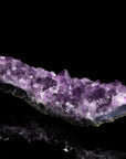 Tiefvioletter Amethyst Kristall, Heilstein für klare Meditation, violette glänzende Oberfläche.