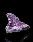 Tiefvioletter Amethyst Kristall, fördert intuitive Klarheit, violette Kristallform.