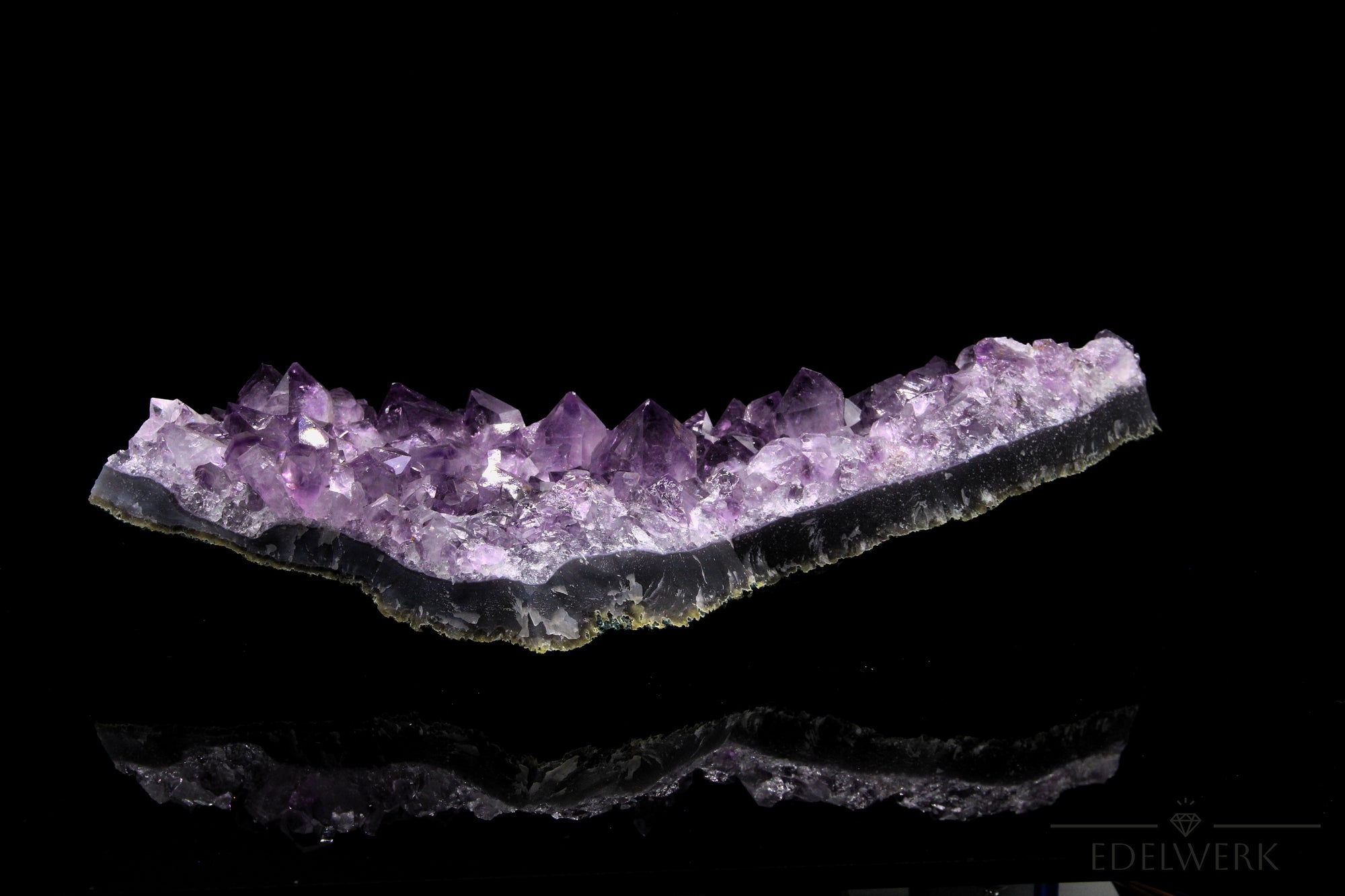Tiefvioletter Amethyst Kristall, Heilstein für spirituelle Harmonie, violette Struktur.