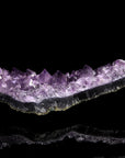 Tiefvioletter Amethyst Kristall, Heilstein für spirituelle Harmonie, violette Struktur.