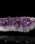 Strahlender Amethyst Kristall, fördert meditative Harmonie, violette Kristallstruktur.