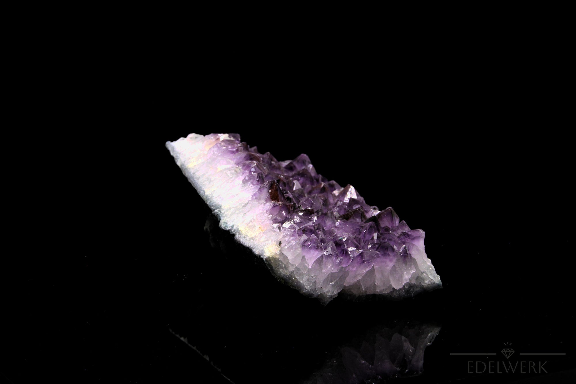 Tiefvioletter Amethyst Kristall, Heilstein für spirituelle Ruhe, violette Struktur.
