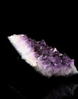 Tiefvioletter Amethyst Kristall, Heilstein für spirituelle Ruhe, violette Struktur.