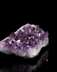 Tiefvioletter Amethyst Kristall, fördert schützende Energie, violette Kristalloberfläche.