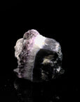 Amethyst Kristall für Klarheit, fördert spirituelle Ruhe, violette glänzende Oberfläche.
