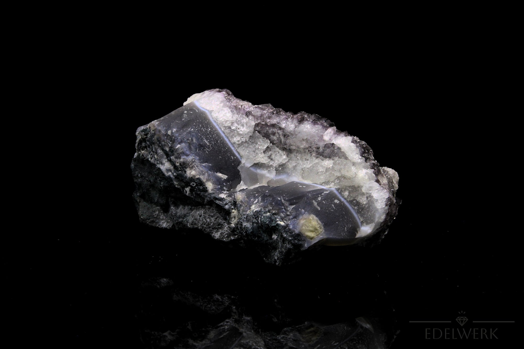 Hochwertiger Amethyst Kristall, fördert energetische Harmonie, klare violette Oberfläche.
