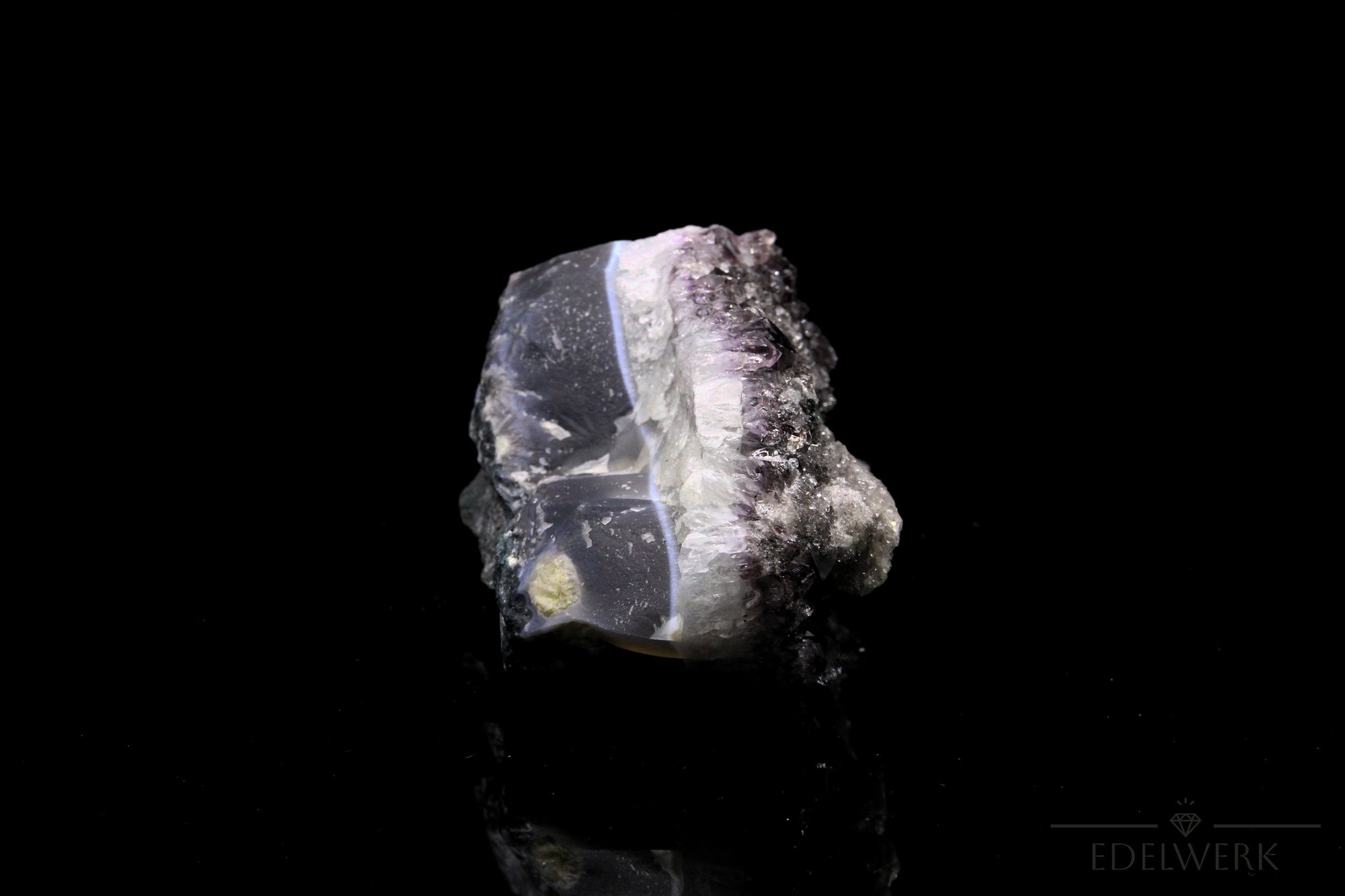 Hochwertiger Amethyst Kristall, Heilstein für innere Stärke, violette Kristallform.