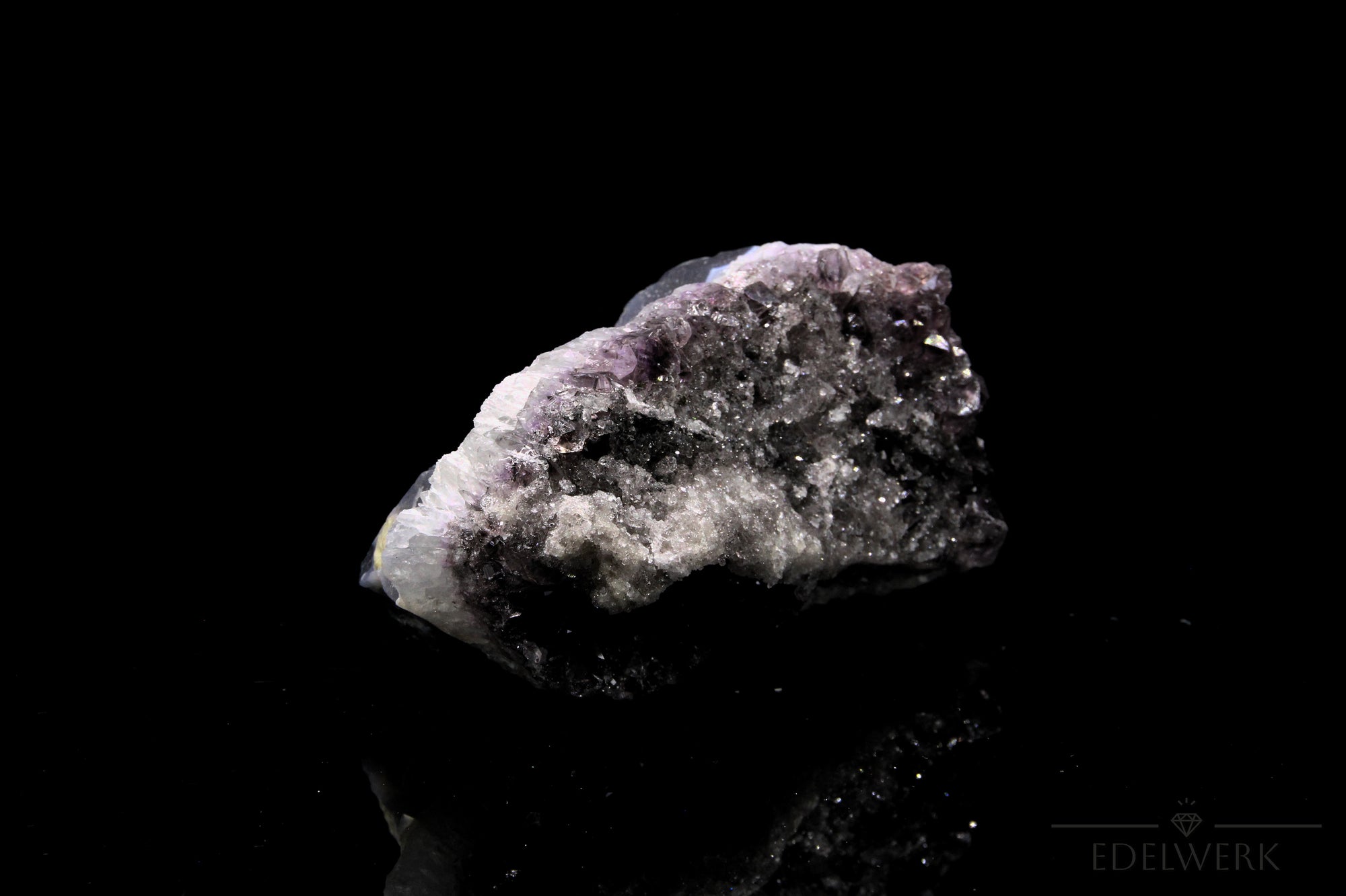 Hochwertiger Amethyst Kristall, fördert intuitive Wirkung, violette glänzende Kristalle.