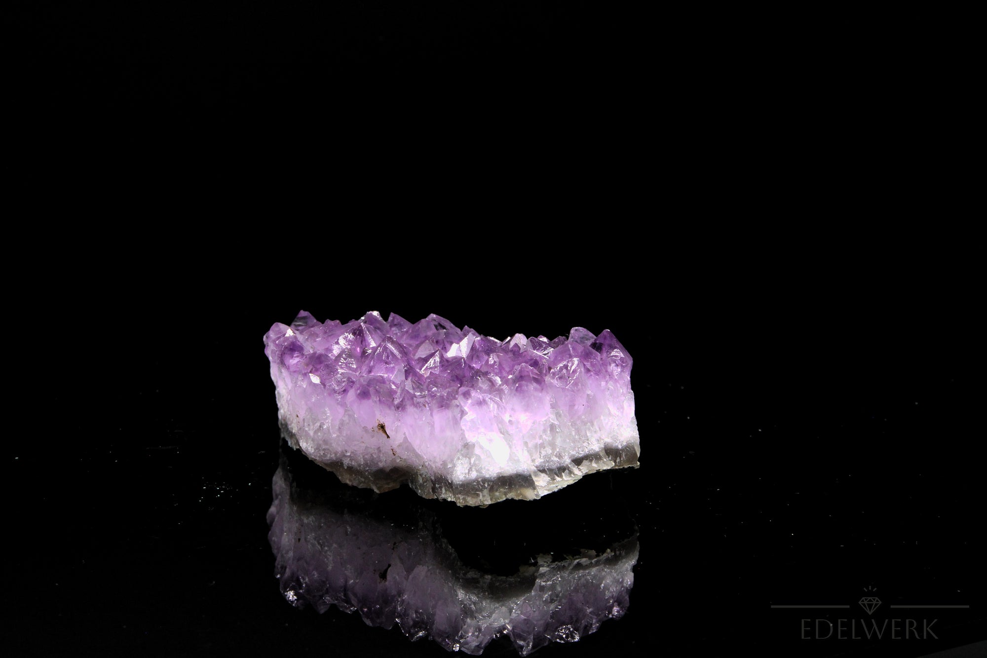 Amethyst Kristall für Klarheit, fördert spirituelle Energie, violette glänzende Form.