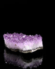 Amethyst Kristall für Klarheit, fördert spirituelle Energie, violette glänzende Form.