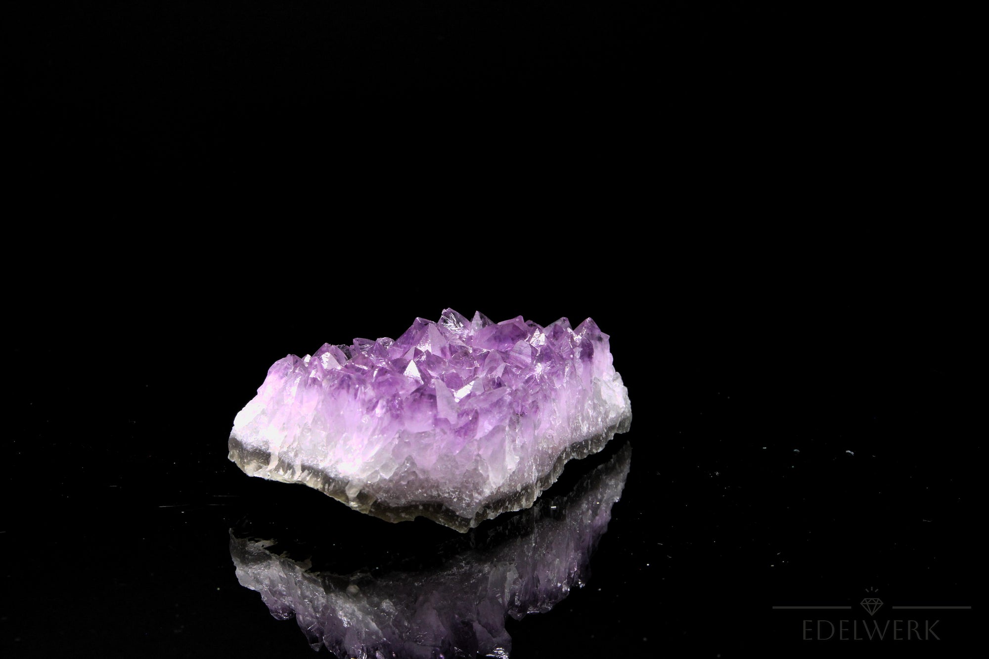 Amethyst Kristall für Klarheit, fördert klare Meditation, violette Kristalloberfläche.