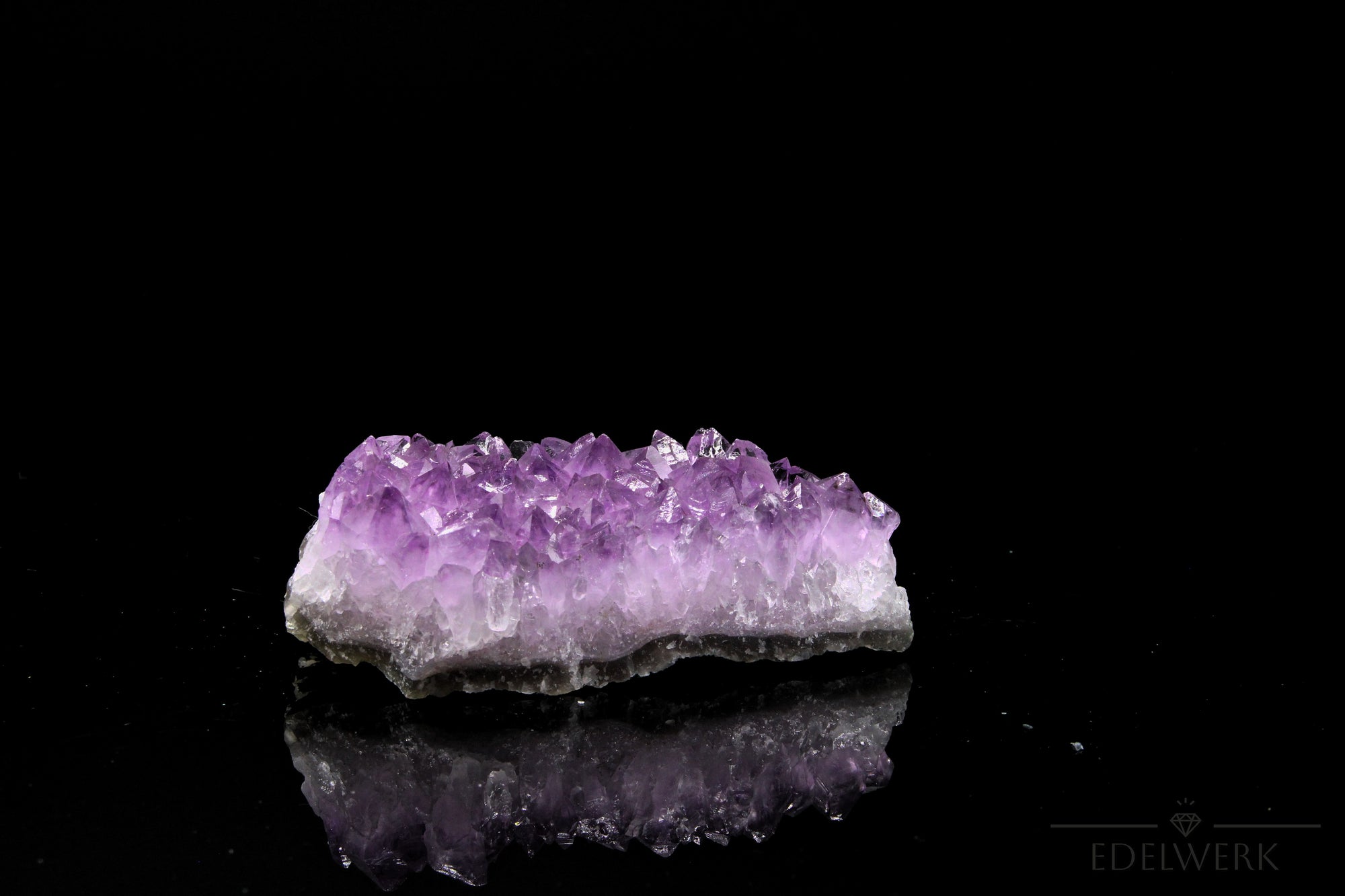 Amethyst Kristall für Klarheit, Heilstein für energetische Harmonie, violette Form.