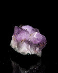 Violetter Amethyst Kristall, Heilstein für spirituelle Intuition, violette glänzende Struktur.