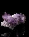 Violetter Amethyst Kristall, fördert meditative Entspannung, violette Kristalloberfläche.